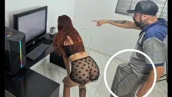 Η συντήρηση δεν μπορούσε να αντισταθεί στο σέξι μουνί του πελάτη