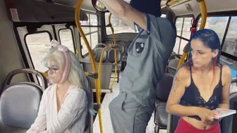 Έχει καυλώσει για την μαθήτρια στο λεωφορείο και πυροβολεί τα βυζιά της δημόσια!