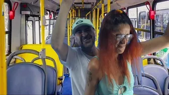 Πηδάνε μια ξένη μαθήτρια στο λεωφορείο!
