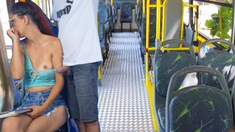 Οι μαθήτριες πηδιούνται στο λεωφορείο δημόσια!