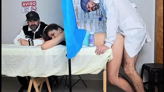 Ο σύζυγος πηγαίνει τη γυναίκα του στον γυναικολόγο να προσέχει τον κώλο του και θα το μετανιώσει!