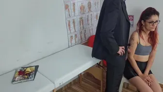 Ο ψυχολόγος πηδάει τον ασθενή του σε μια στιγμή!