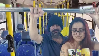 Μια μαθήτρια πηδιέται με έναν ξένο στο λεωφορείο από πίσω!