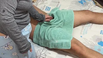 Η Μητέρα Μόστοχα βοηθάει τον θετό της γιο με ένα πλήρες μασάζ σώματος