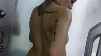 Πρωκτικό χάδια με τεχνητό κόκορα στο ντους από Vik1one