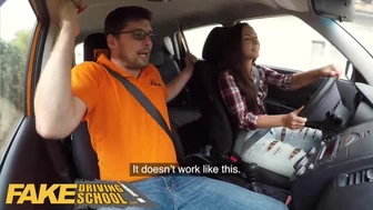 Fake Driving School Kristy Black οδηγεί άγρια και γαμάει σκληρά