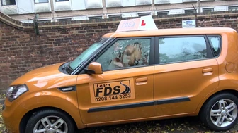 Fake Driving School ο εκπαιδευτής μπαίνει στο μουνί του μαθητή