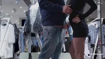 Επικίνδυνος γρήγορος δημόσιος πούτσος ξυλοδαρμός σε ένα γεμάτο εμπορικό κέντρο