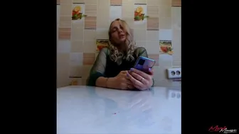 Ξανθό κορίτσι που διαβάζει Χάρι Πότερ να κάθεται πάνω σε δονητή