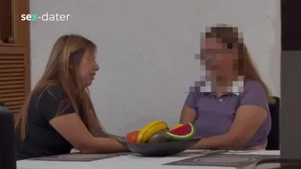 Η καυτή ώριμη γυναίκα έβαλε δάχτυλο στο νεαρό λεσβιακό μουνί ενώ απολαμβάνει το ξύρισμα της