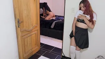 Γυρίζω σπίτι από το μάθημα και πιάνω τον πατριό μου να πηδάει τον υπάλληλο