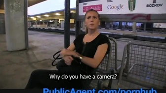 PublicAgent - θλιμμένο κορίτσι που περιμένει το τρένο