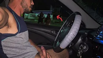 Πληροφορίες δρόμου με δύο καυτά κορίτσια στη στάση του λεωφορείου!