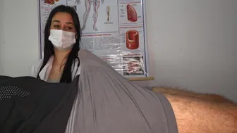 Η καυτή νοσοκόμα ξαφνιάζεται από την σκληρή ουρά της στο φορείο