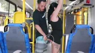 Ο γέρος το τρίβει και το χτυπάει στο καφέ στο λεωφορείο μέχρι να τελειώσει