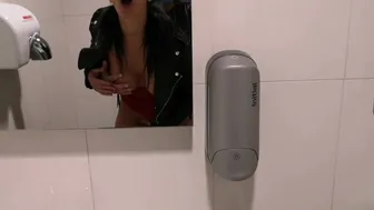 Το ζευγάρι πηδάει άγρια στο δημόσιο μπάνιο του σούπερ μάρκετ και απολαμβάνει το στόμα του