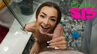 Hot ντους Ρούφα Nikki Nicole στο Bratty Sis Channel