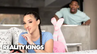 Καυτές στιγμές στο Reality Kings: Η Amirah Adara αυνανίζεται και γαμάει σκληρά