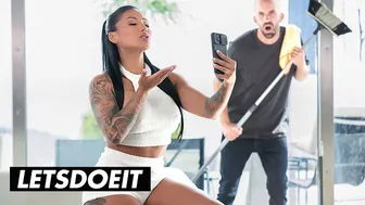 Ζεστό Latina MILF Μαριάννα Μάρτιξ Σκληρή μαλακία από τον βοηθό στο κανάλι LetsDoelt