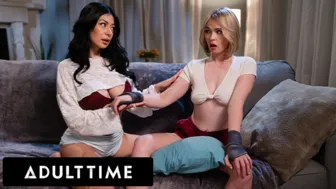 Ειδικό βίντεο του Adult Time - Λεσβιακό πάθος με διπλό ψεύτικο πούτσο και καυτές στιγμές