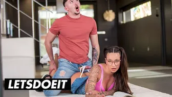 Άγριο τρίο με τις μαθήτριες σκύλες στο LetsDoelt Channel