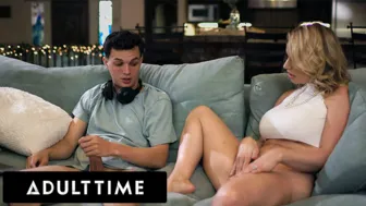 Adult Time Exclusive - Hot MILF πιάνει τον θετό γιο του αυνανίζοντας και ενώνεται μαζί του