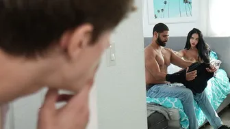 MyPervyFamily πιάνει ζεστό λατινικό MILF με θετή γιο απιστία