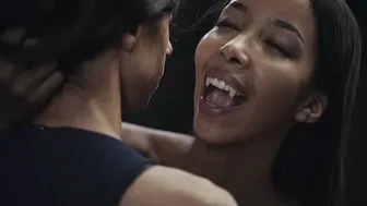 Ebony Vampire Mistress Lia Lin αποπλανεί ένα λατινικό μεγάλο στήθος έφηβη στο παιχνίδι του Vampire hardcore γυναικεία κυριαρχία