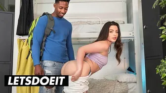 Hot Hostel Mood: Ariana Van X άγρια νύχι με ένα μεγάλο μαύρο πουλί