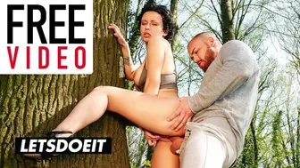 Άγριες διακοπές στο Horny Hostel - Stacy Bloom και ετεροθαλείς αδελφές απολαμβάνουν ένα τεράστιο πουλί