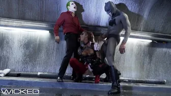 Συναρπαστική περιπέτεια στον κόσμο της ομάδας αυτοκτονίας με πρωταγωνιστές τον Τσαρλς Ντέρα και την Κλίο Βαλέντιεν