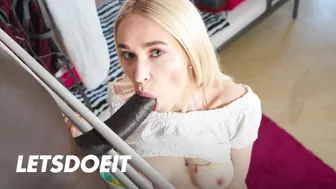 Η Ξανθή Βομβίστρια Αρτέγια είναι ένας μεγάλος τύπος στο Horny Hostel με τεράστια βυζιά