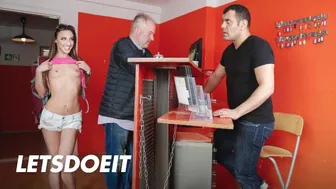 Horny Hostel - Amirah Adara είναι η πρόθυμη θετή κόρη που γαμάει την ηλικιωμένη ρεσεψιονίστ στον ξενώνα