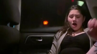 Alyx Star αυνανίζεται στο αυτοκίνητο uber