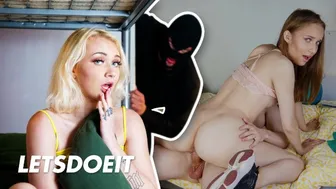Καυτά κορίτσια στο Horny Hostel: Jessica Portman και Marilyn Sugar κάνουν σεξ με ξένους στις διακοπές