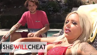 Η καυτή ξανθιά MILF απατά τον άντρα της με το παιδί της πισίνας στο She Will Cheat Channel
