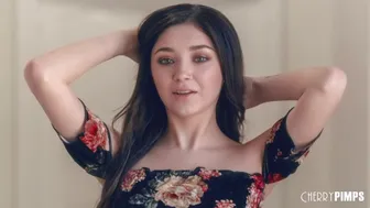 Teenage Luna αγαπά να γλείφει μπάλες και πιπιλίζουν πριν ιππασία σε Cherry Pimps Studios