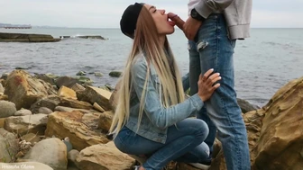 Ξανθιά φίλη στην παραλία είναι χάλια
