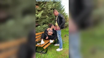 Νεαρό κορίτσι στον πάγκο που ρουφάει το φίλο της