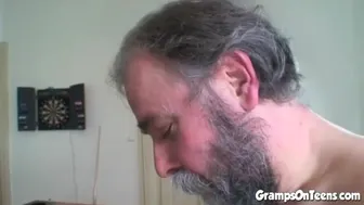 Το έφηβο κόκκινο κορίτσι είναι χάλια και καβαλάει την ουρά του παππού