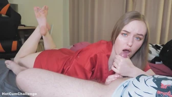 HotCumChallenge - Κοπέλα ρουφάει απαλά το φίλο της