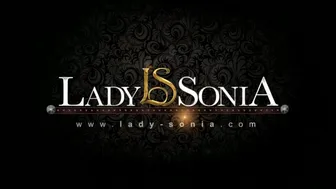 Η Lady Sonia δείχνει την αποπλάνηση του βρετανικού MILF σε μια σκηνή dressing ενός νεαρού κοριτσιού