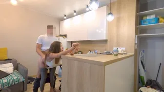 Γαμάει το σέξι κοριτσάκι του φίλου του