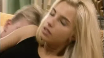 Η Timea Margot παίρνει ένα μεγάλο πουλί στο πρώτο επεισόδιο της ρετρό Lover's Lane