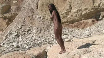 Η Ashley Bulgari αγωνίζεται με ένα τέλεια μαυρισμένο σώμα και δείχνει το μεγάλο στήθος της