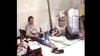 Το ξανθό μιλφ sucksφάει την σκληρή ουρά για έναν ενθουσιασμένο άντρα σε vintage στυλ