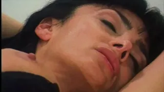Βενέρ Μπιάνκα MILF δίνει στο γιατρό μεγάλα βυζιά με τριχωτό μουνί σε ρετρό θεραπεία