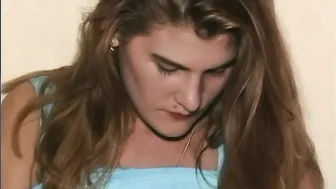 Το τριχωτό μουνί της Ντέμπορα Βάλενταϊν σε λεσβιακό αυνανισμό