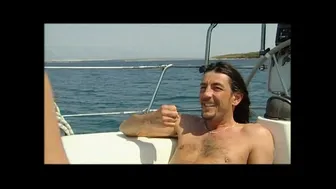 Ένα μεγάλο κορίτσι με μαύρα μαλλιά που suckφάει τον Ντίτερ Βον Στάιν σε ένα βρώμικο νησί