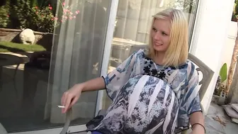 Έχω δύο ξανθές πορνοστάρ έγκυους σε ένα άγριο τρίο